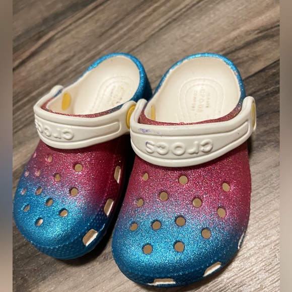 Child’s size 7 crocs - Picture 2 of 3